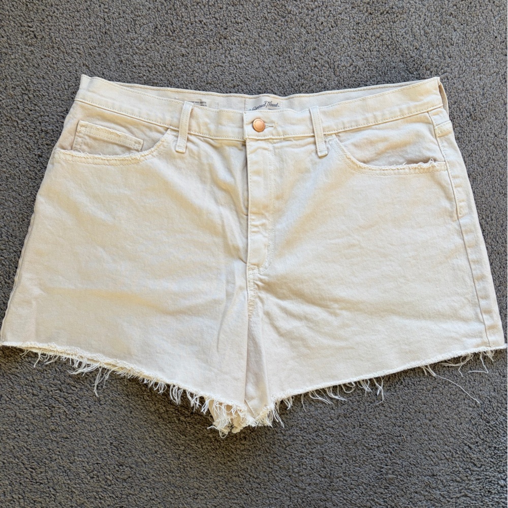 Universal Thread Cream Women's Shorts